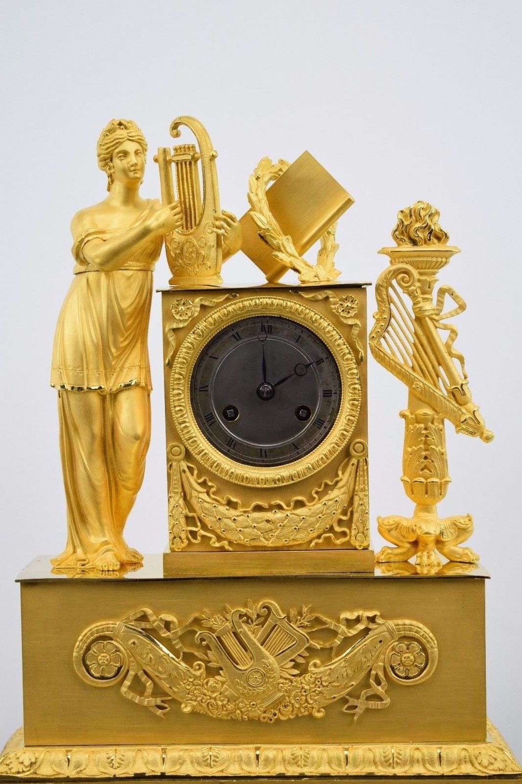 Pariser Pendule aus feuervergoldeter Bronze Allegorie der Musik um 1820 Epoque Empire mit original Glasdom – Detail