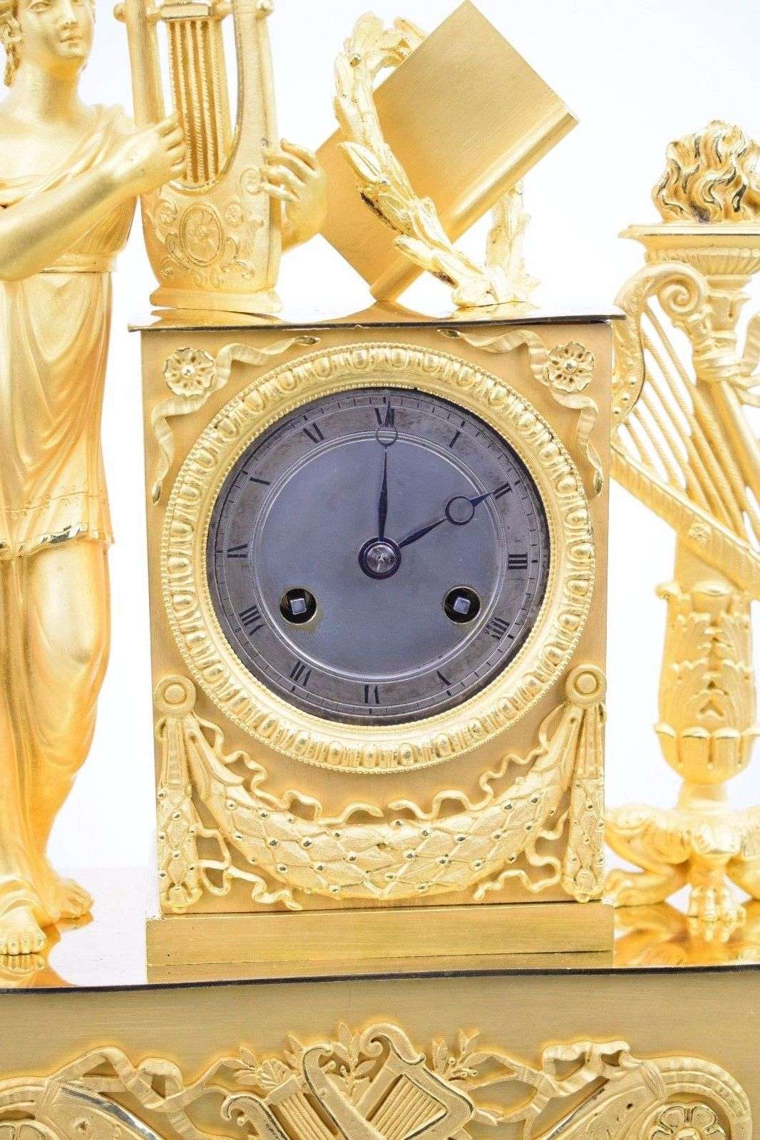 Pariser Pendule aus feuervergoldeter Bronze Allegorie der Musik um 1820 Epoque Empire mit original Glasdom – Detail