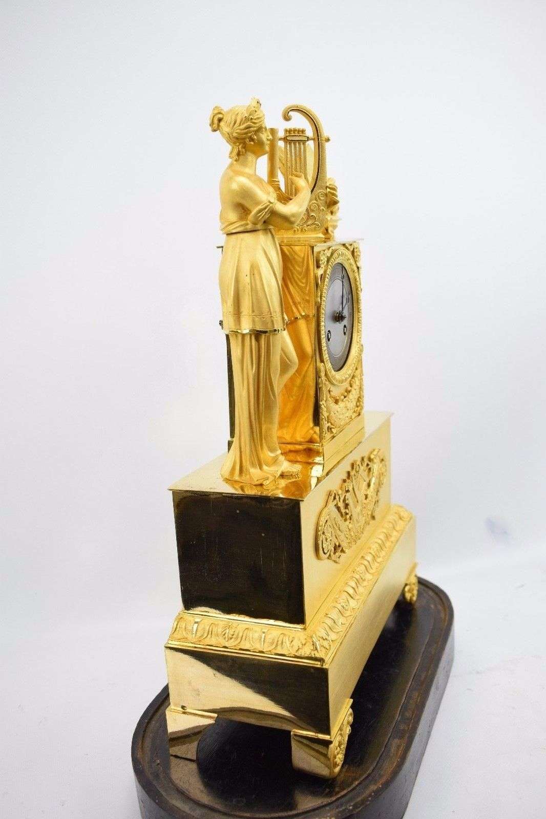 Pariser Pendule aus feuervergoldeter Bronze Allegorie der Musik um 1820 Epoque Empire mit original Glasdom – Detail