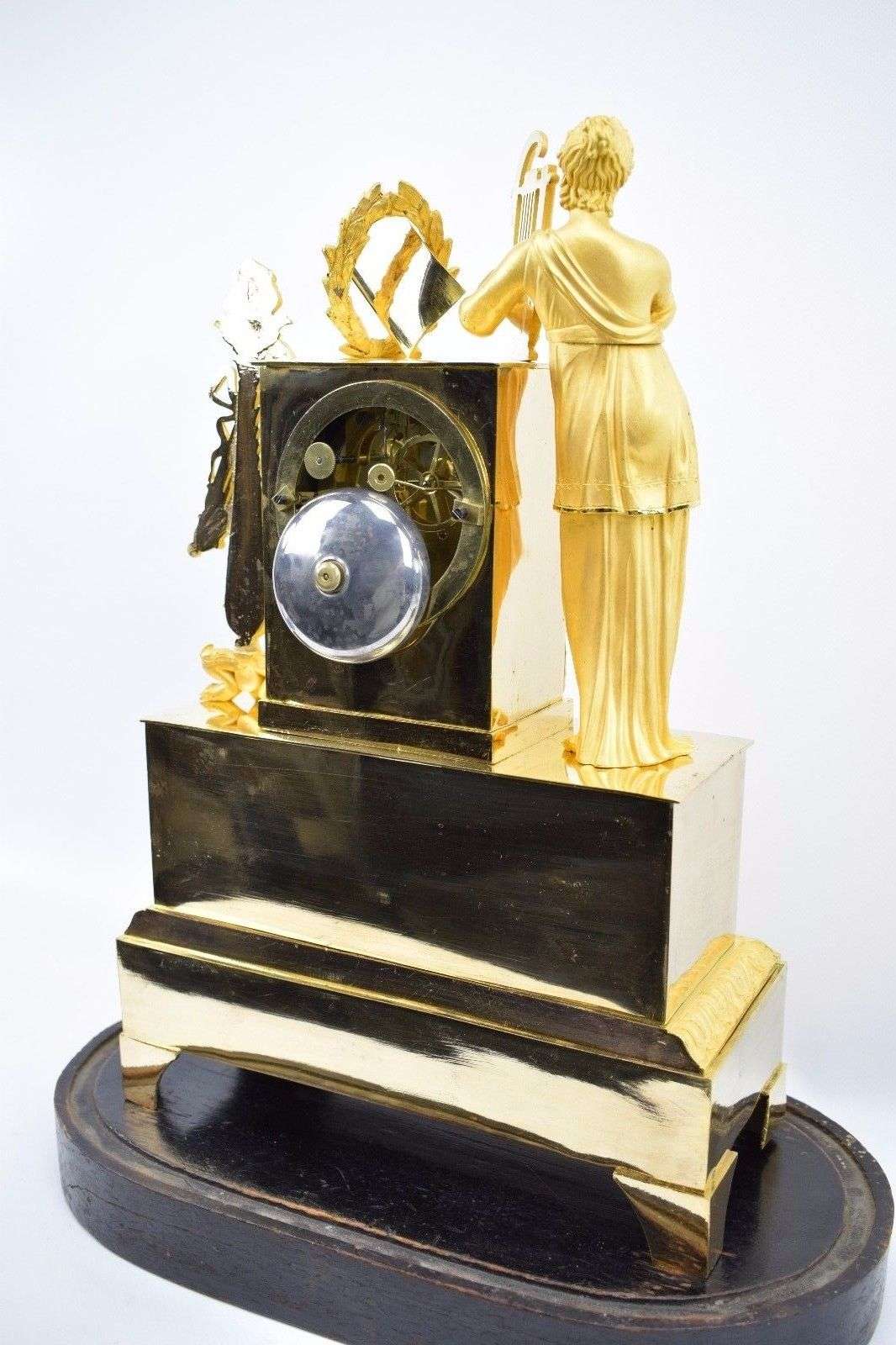 Pariser Pendule aus feuervergoldeter Bronze Allegorie der Musik um 1820 Epoque Empire mit original Glasdom – Rückseite