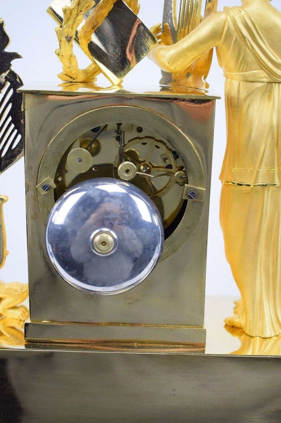 Pariser Pendule aus feuervergoldeter Bronze Allegorie der Musik um 1820 Epoque Empire mit original Glasdom – Uhrwerk