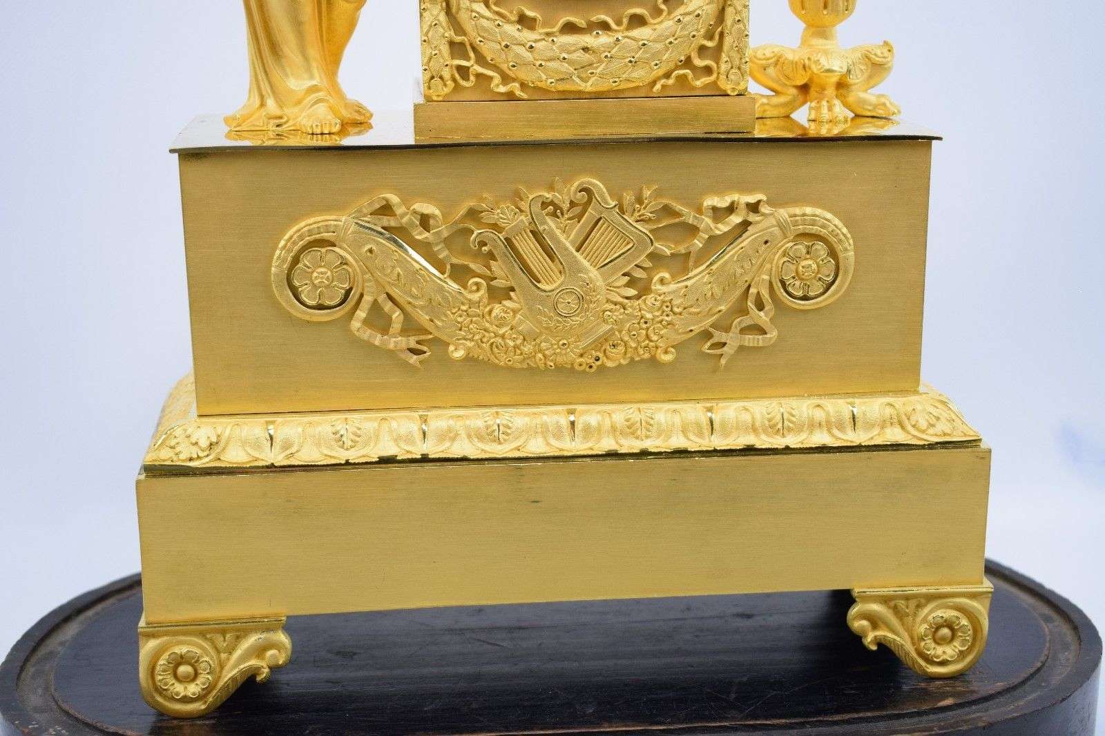 Pariser Pendule aus feuervergoldeter Bronze Allegorie der Musik um 1820 Epoque Empire mit original Glasdom – Detail