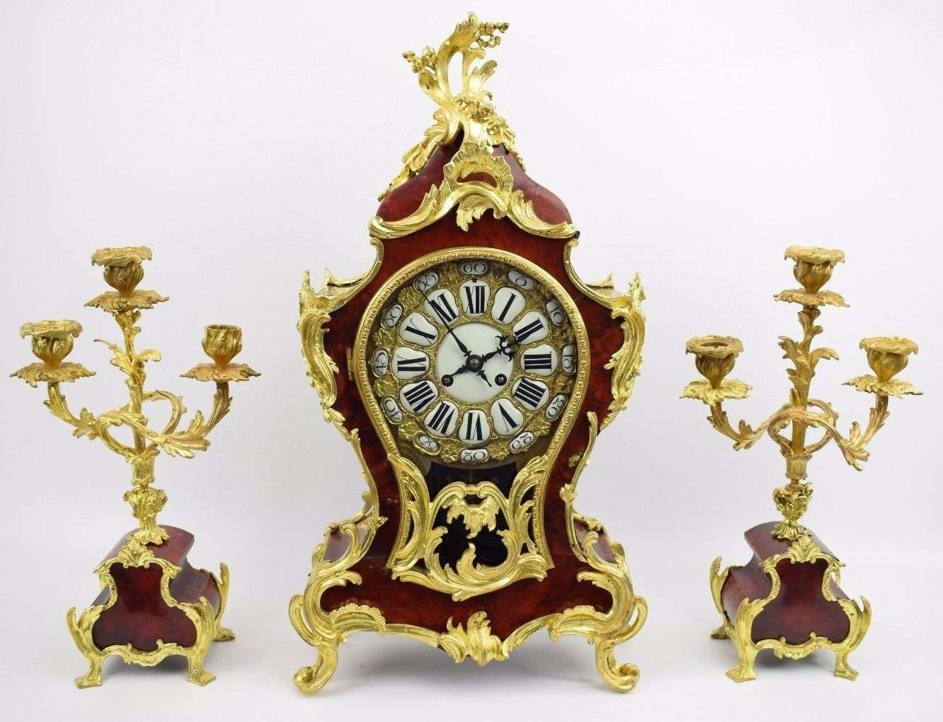 Hochwertige Pendulengarnitur mit vergoldeten Bronzen und rot hinterklebten Schildpatt um 1880 Vincenti et Cie – Vorderansicht