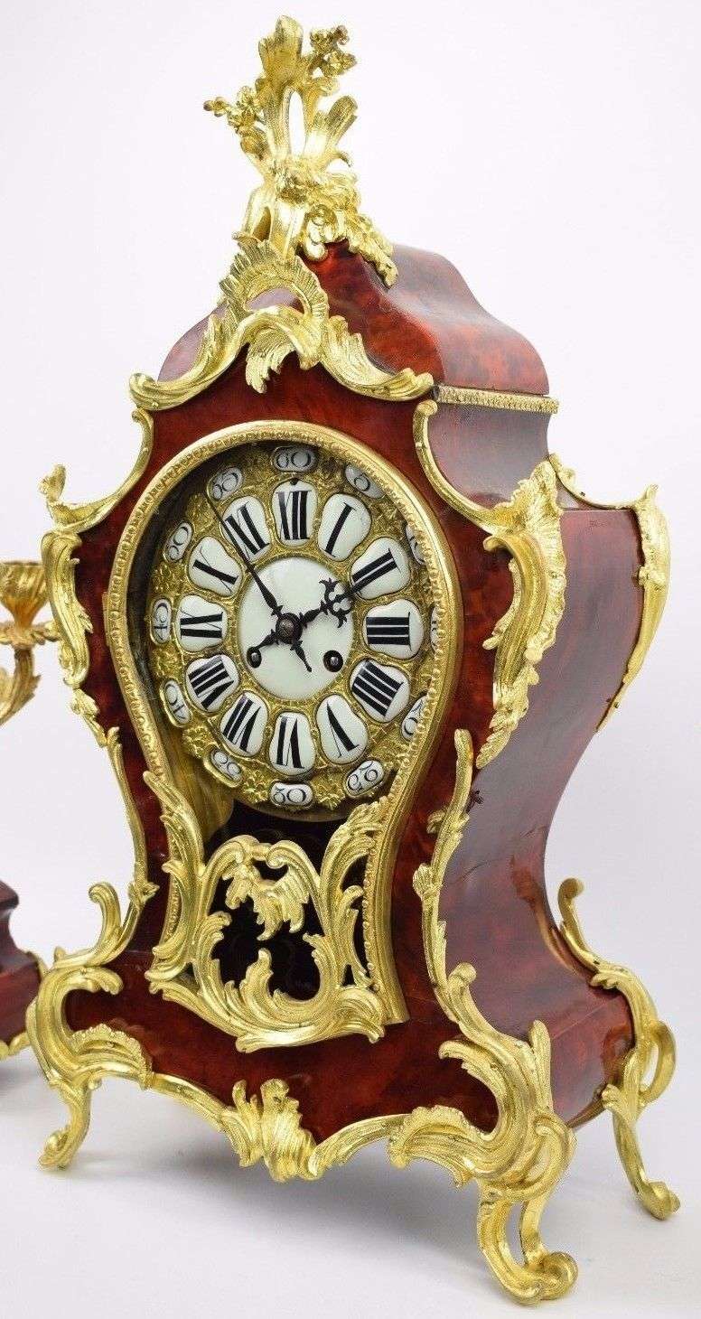 Hochwertige Pendulengarnitur mit vergoldeten Bronzen und rot hinterklebten Schildpatt um 1880 Vincenti et Cie – Detail