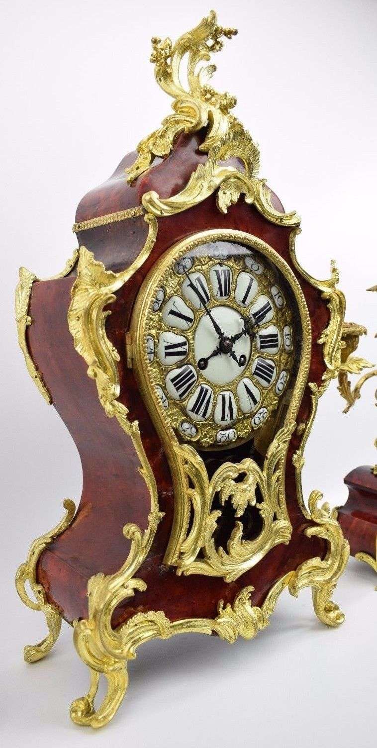 Hochwertige Pendulengarnitur mit vergoldeten Bronzen und rot hinterklebten Schildpatt um 1880 Vincenti et Cie – Detail