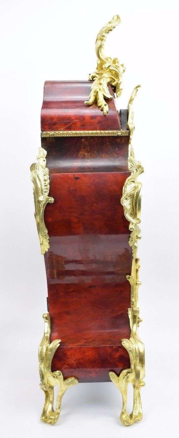 Hochwertige Pendulengarnitur mit vergoldeten Bronzen und rot hinterklebten Schildpatt um 1880 Vincenti et Cie – Detail