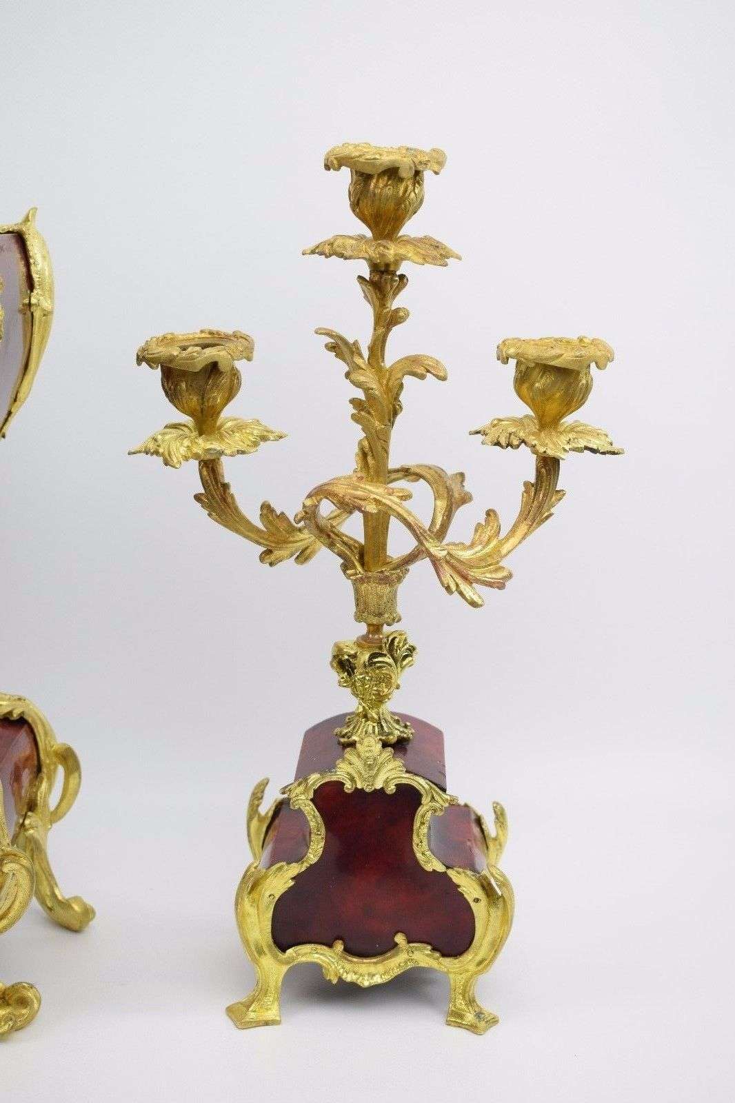 Hochwertige Pendulengarnitur mit vergoldeten Bronzen und rot hinterklebten Schildpatt um 1880 Vincenti et Cie – Detail