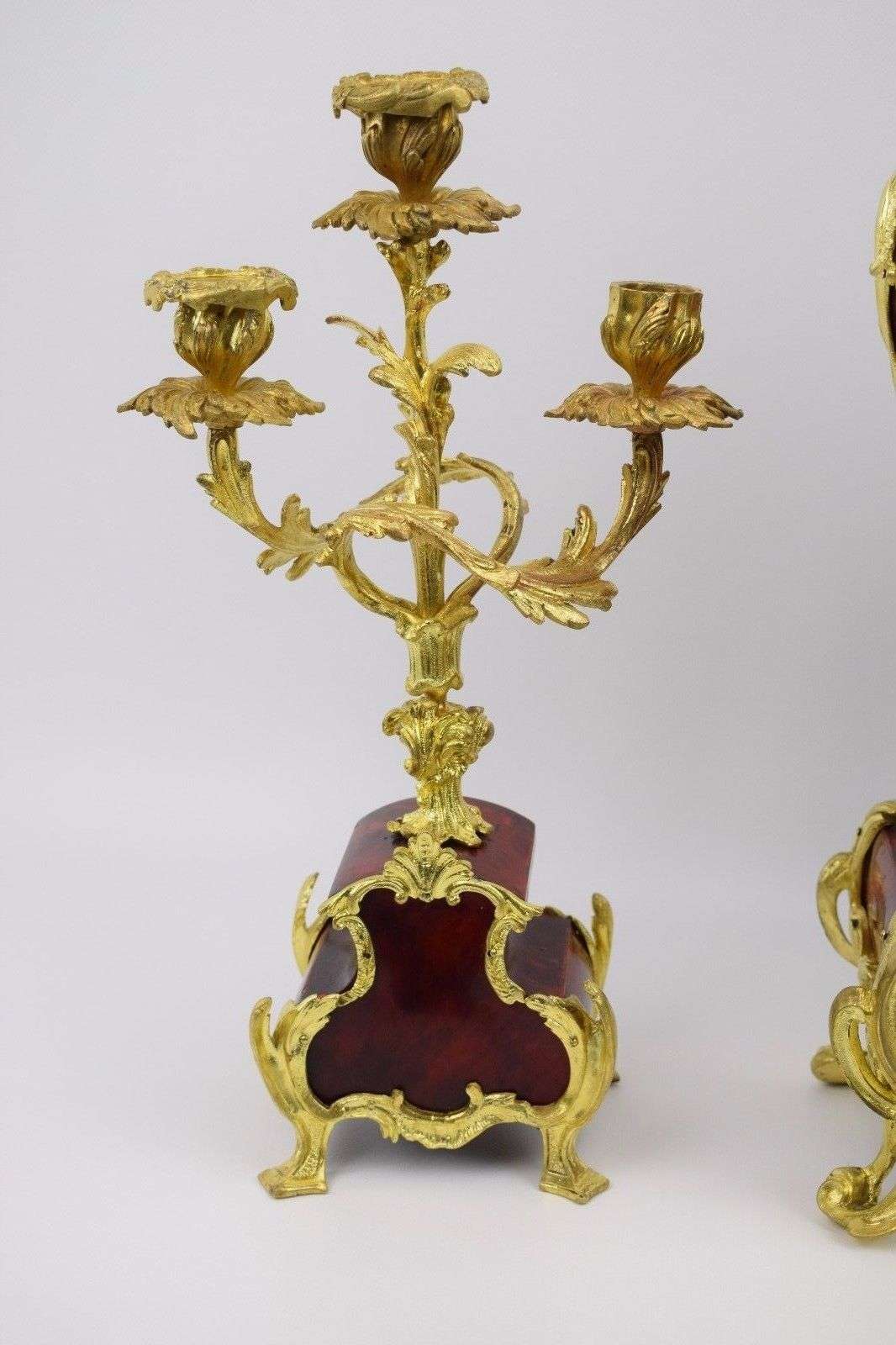 Hochwertige Pendulengarnitur mit vergoldeten Bronzen und rot hinterklebten Schildpatt um 1880 Vincenti et Cie – Detail