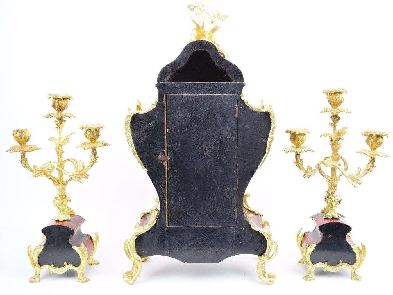 Hochwertige Pendulengarnitur mit vergoldeten Bronzen und rot hinterklebten Schildpatt um 1880 Vincenti et Cie – Detail