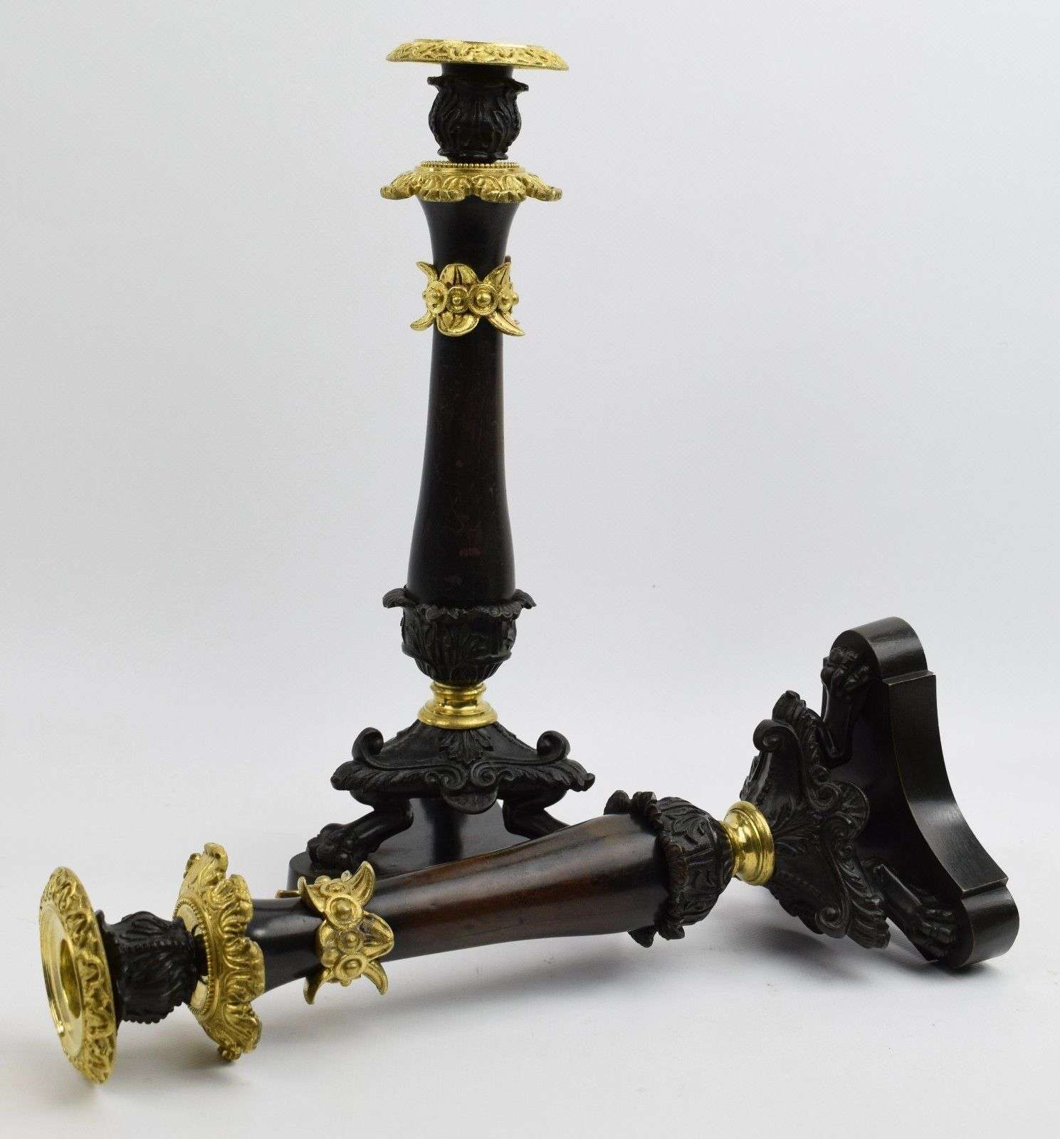 Paar französische Charles X. Leuchter aus vergoldeter und brünierter Bronze Paris um 1850 – Vorderansicht