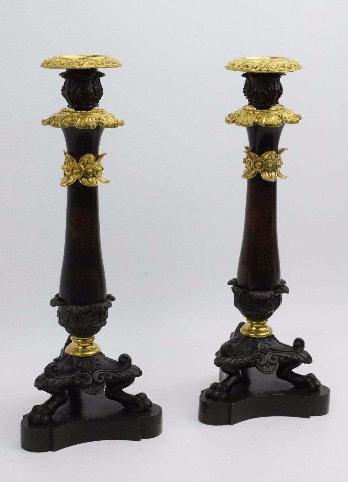 Paar französische Charles X. Leuchter aus vergoldeter und brünierter Bronze Paris um 1850 – Detail