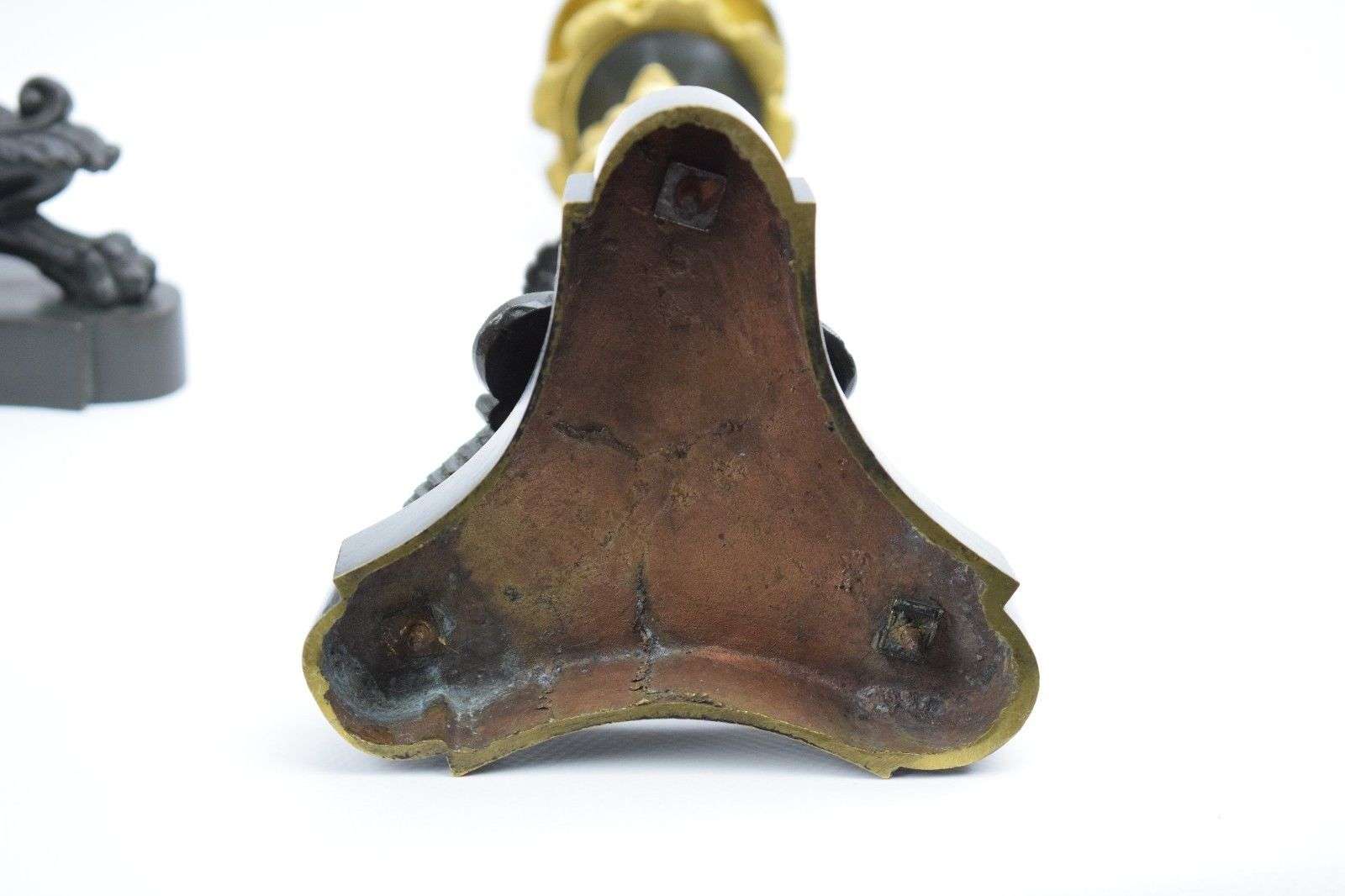 Paar französische Charles X. Leuchter aus vergoldeter und brünierter Bronze Paris um 1850 – Detail