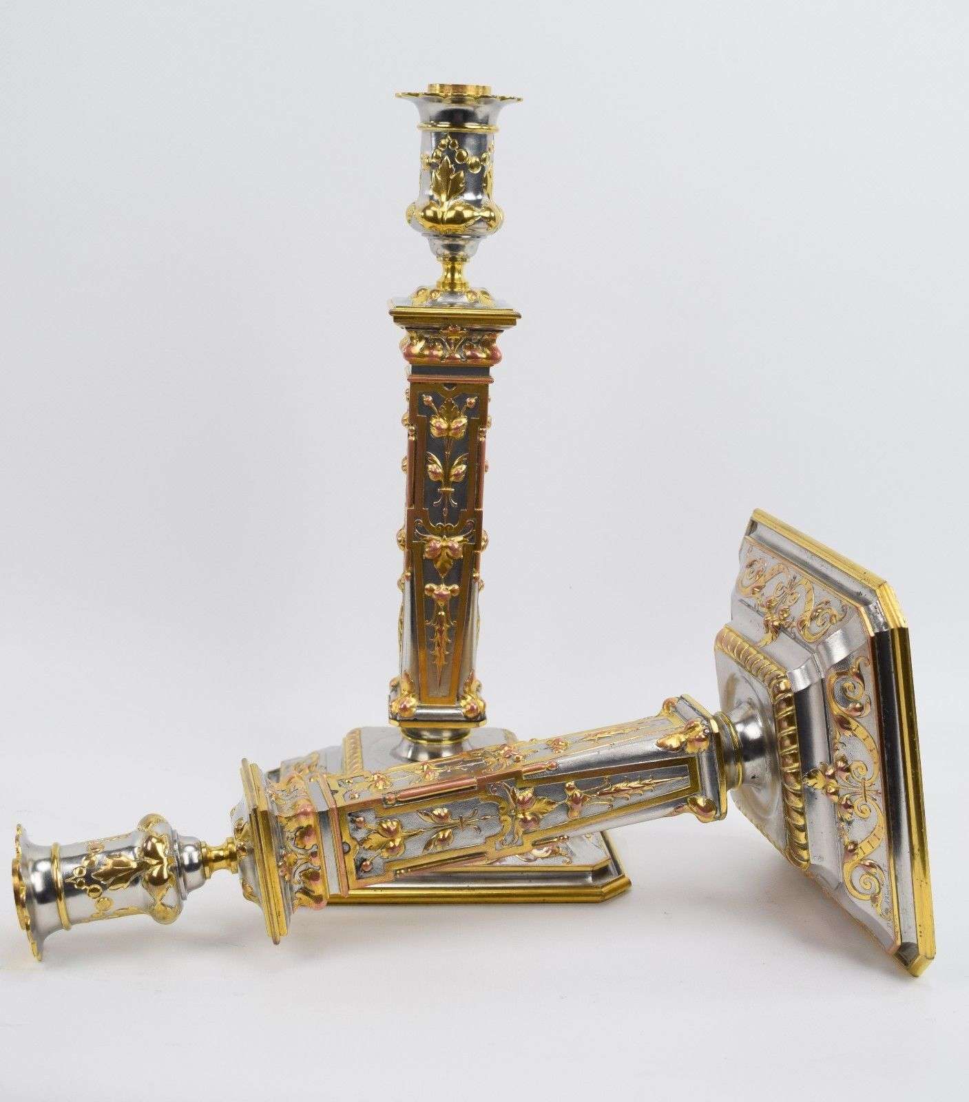 Paar seltene Bronzeleuchter von Ferdinand Barbedienne ausgestellt auf der Weltaustellung 1885 in Antwerpen – Vorderansicht