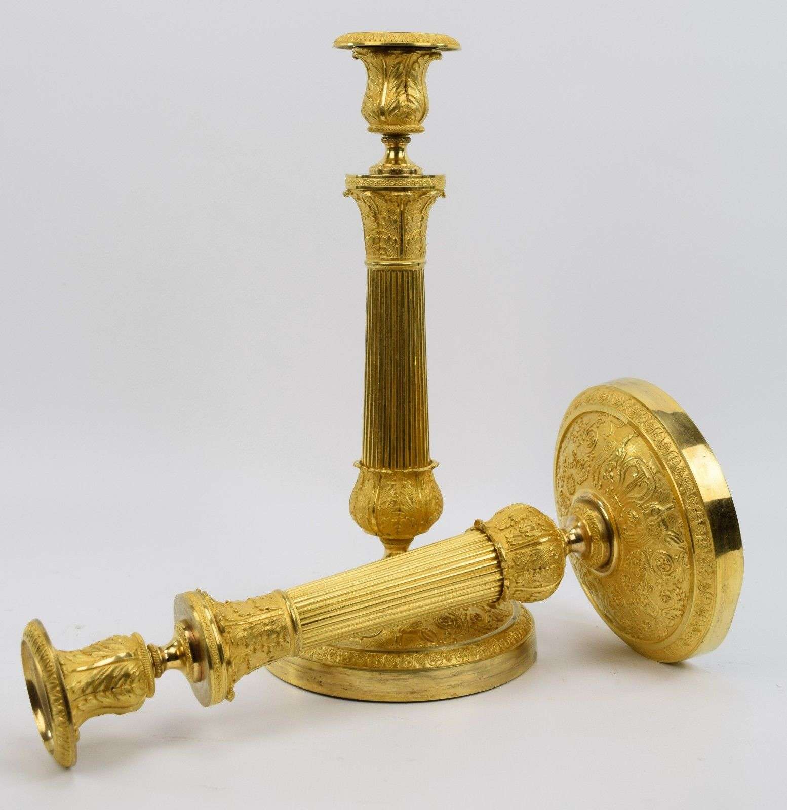 Ein Paar feuervergoldete, französische Empire Leuchter aus Bronze Paris um 1815 – Vorderansicht