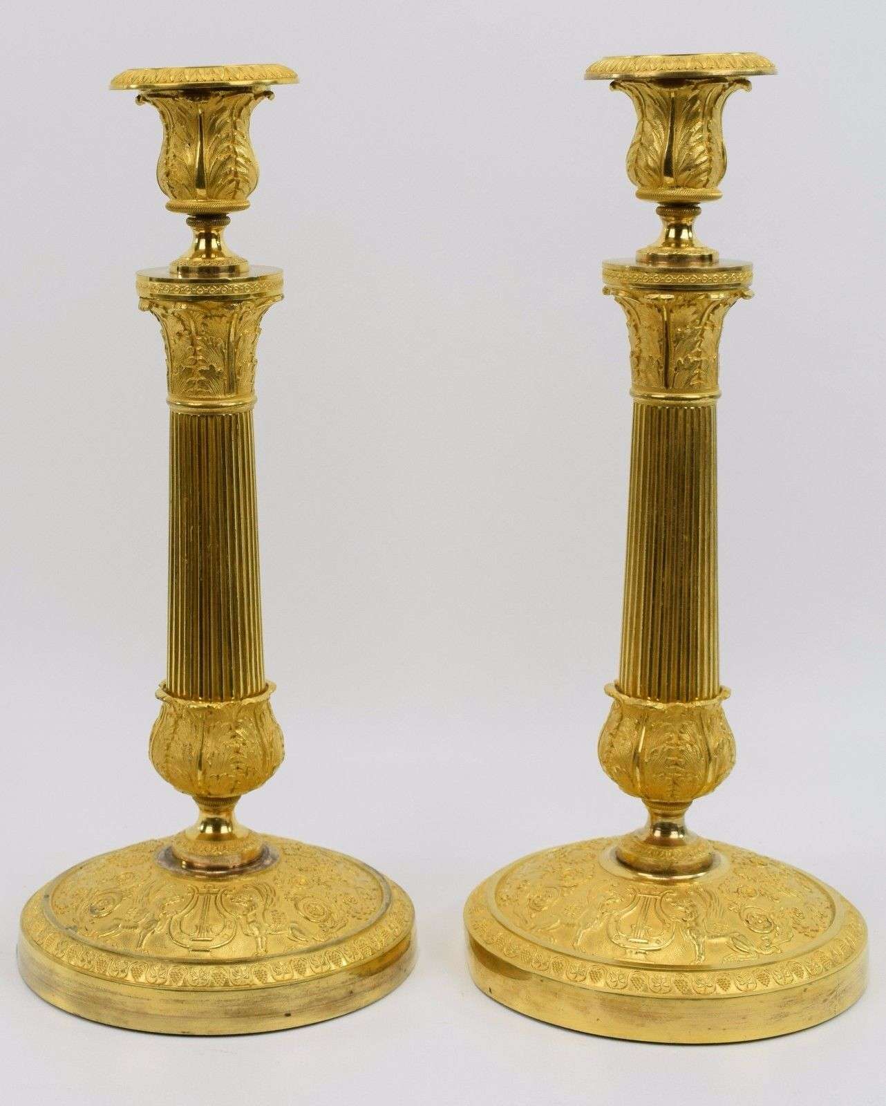 Ein Paar feuervergoldete, französische Empire Leuchter aus Bronze Paris um 1815 – Detail