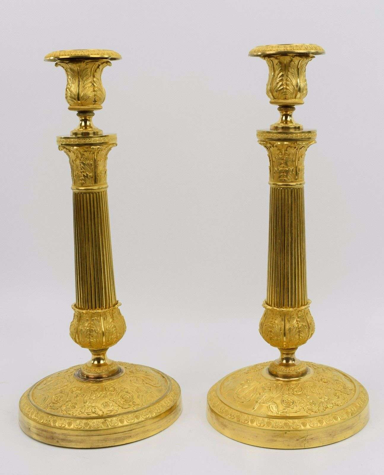 Ein Paar feuervergoldete, französische Empire Leuchter aus Bronze Paris um 1815 – Detail