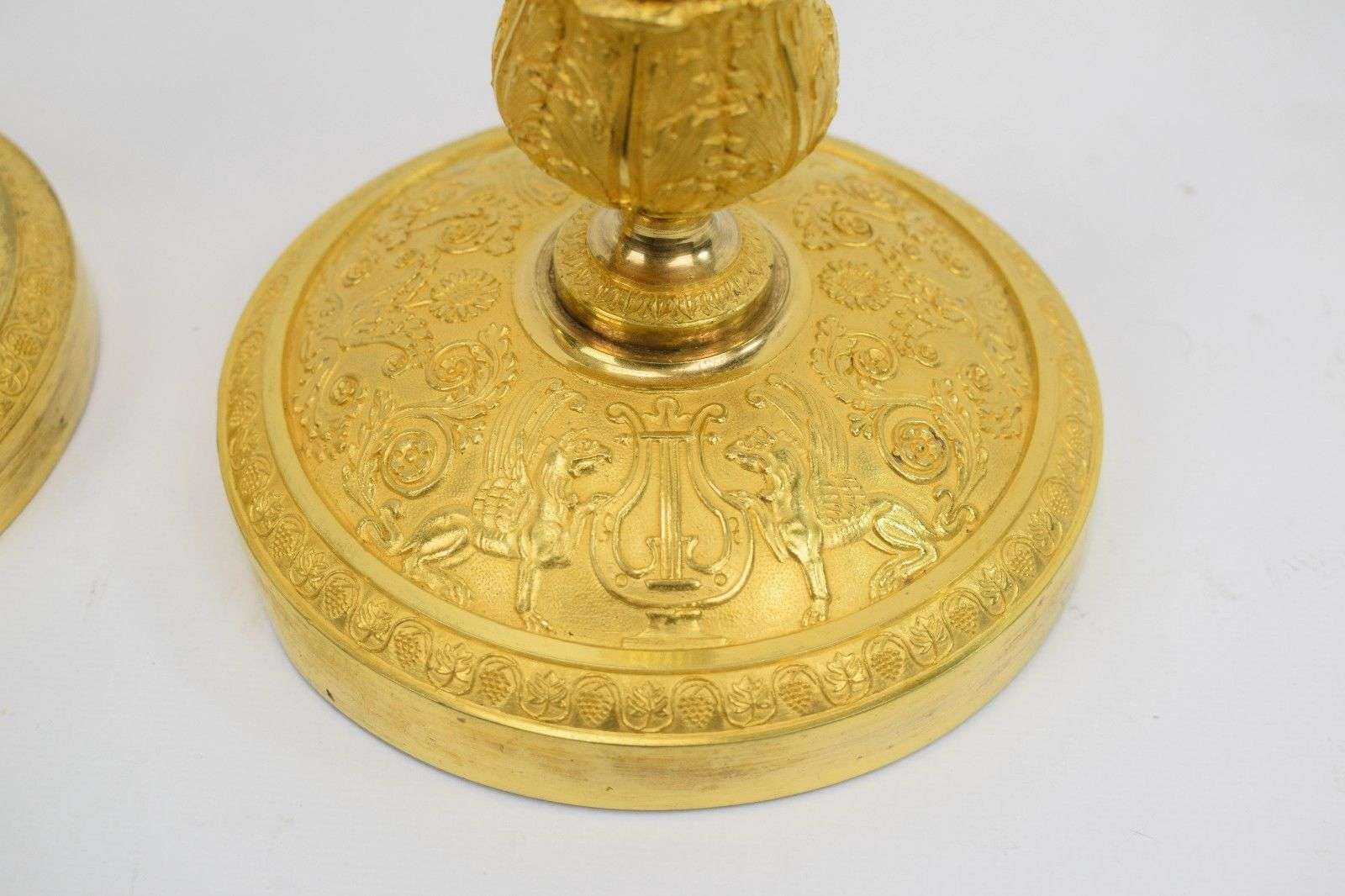 Ein Paar feuervergoldete, französische Empire Leuchter aus Bronze Paris um 1815 – Detail