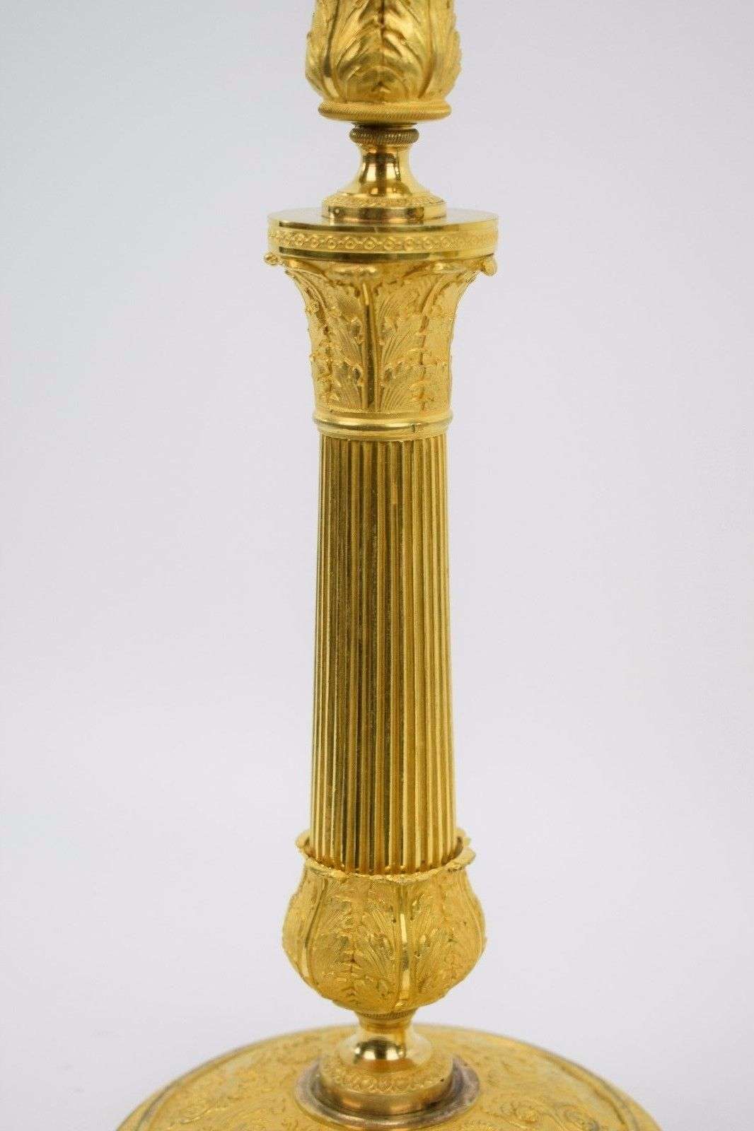 Ein Paar feuervergoldete, französische Empire Leuchter aus Bronze Paris um 1815 – Detail
