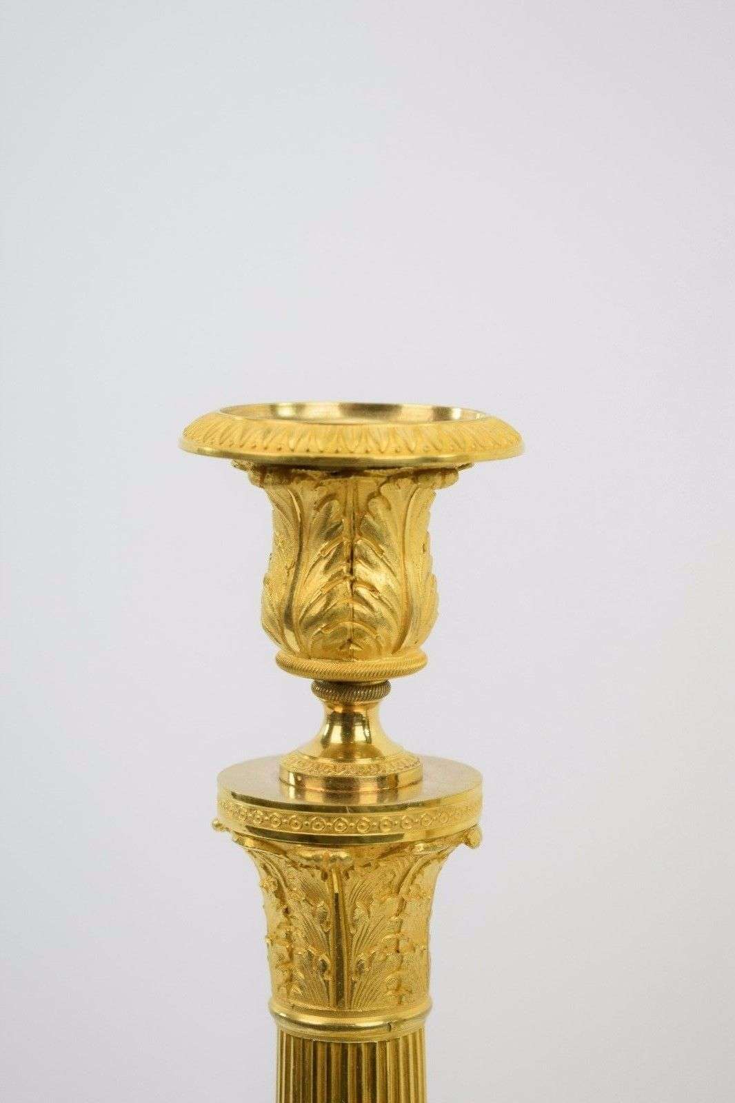 Ein Paar feuervergoldete, französische Empire Leuchter aus Bronze Paris um 1815 – Detail