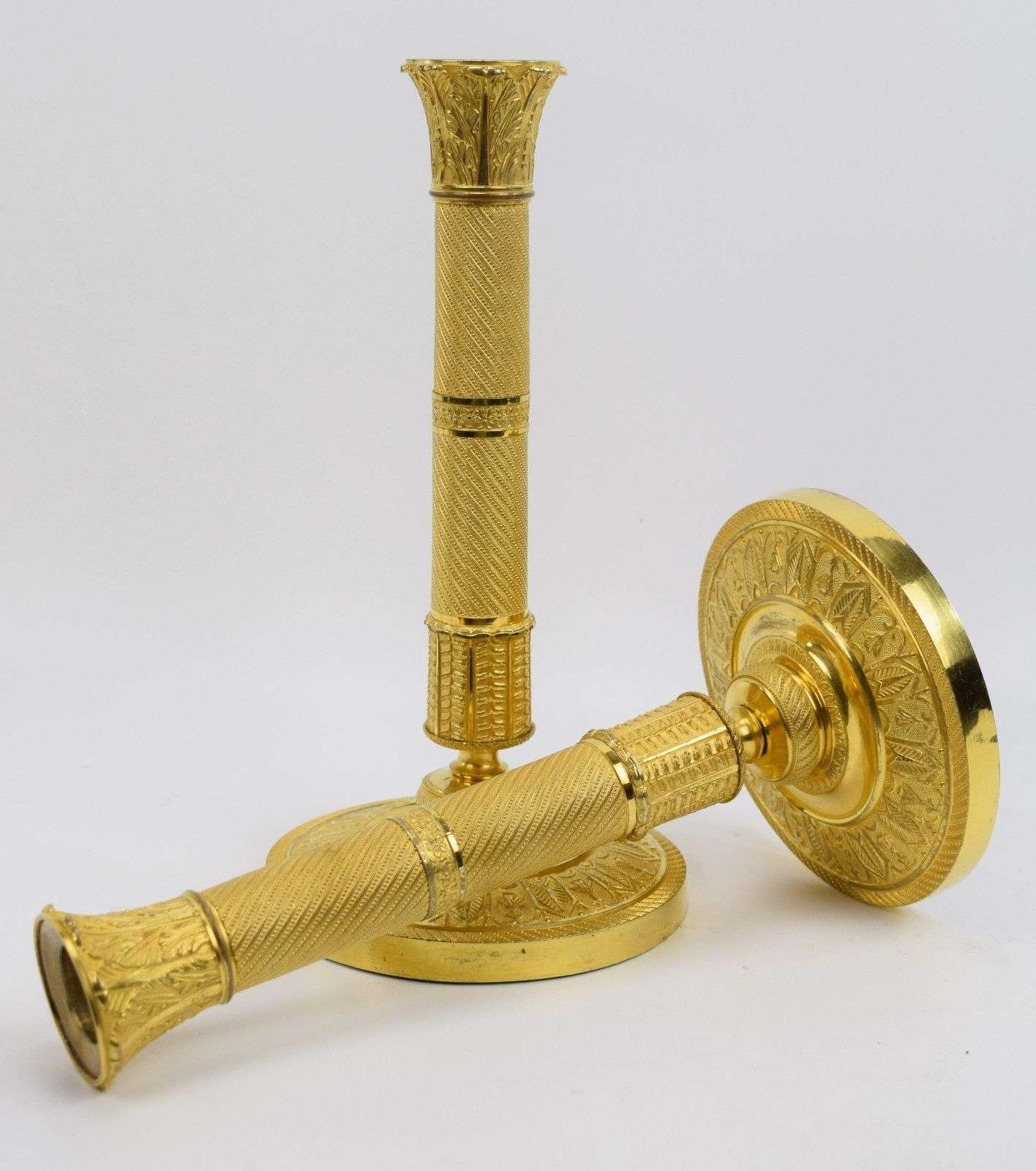 Ein Paar feuervergoldete, französische Empire Leuchter aus Bronze Paris um 1810 – Vorderansicht