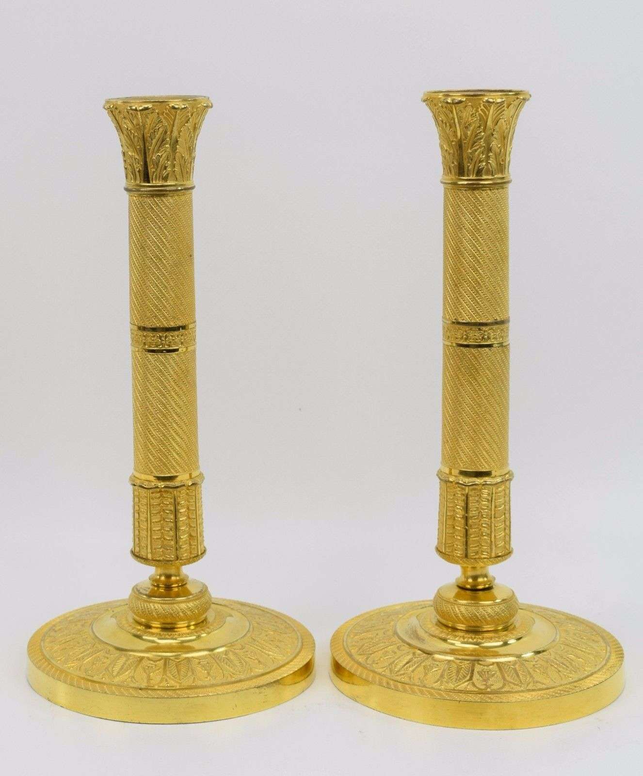 Ein Paar feuervergoldete, französische Empire Leuchter aus Bronze Paris um 1810 – Detail