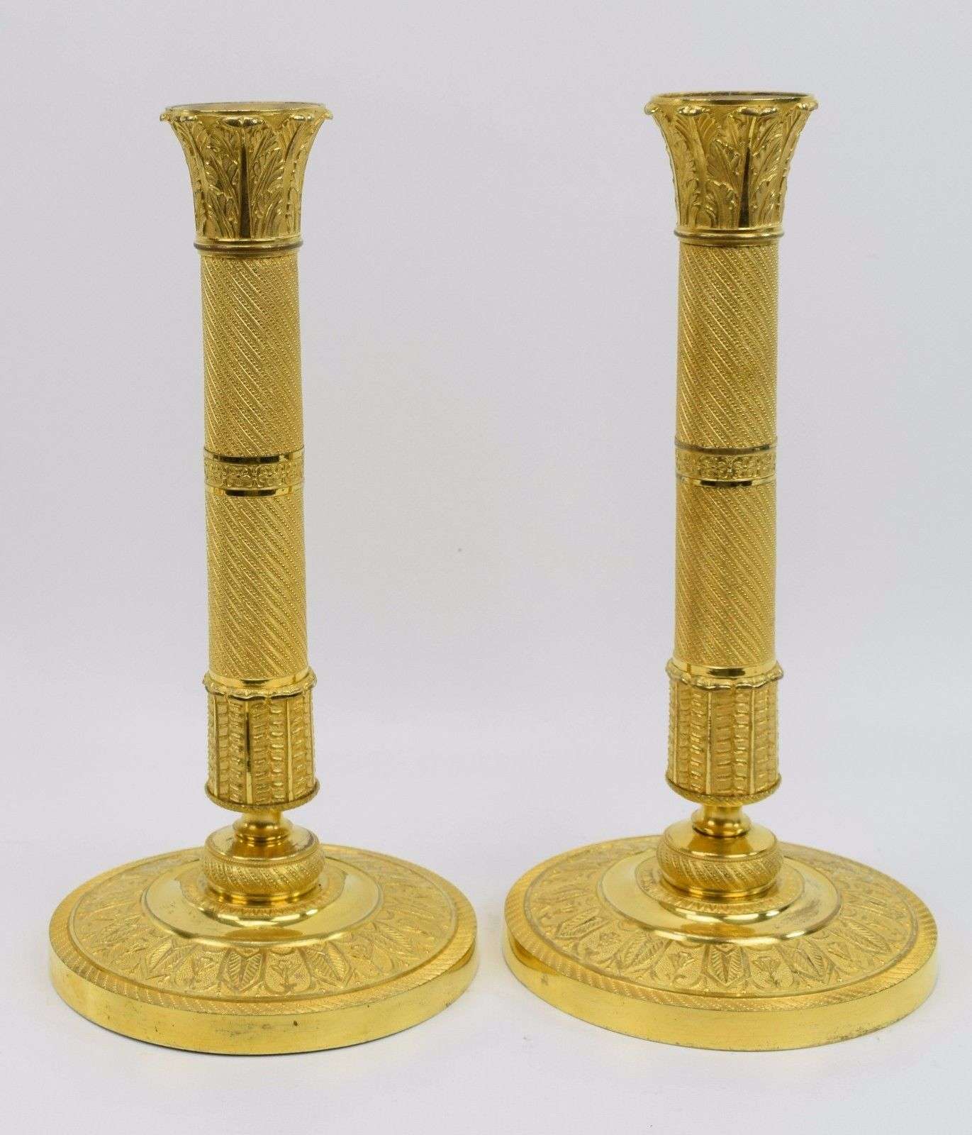 Ein Paar feuervergoldete, französische Empire Leuchter aus Bronze Paris um 1810 – Detail