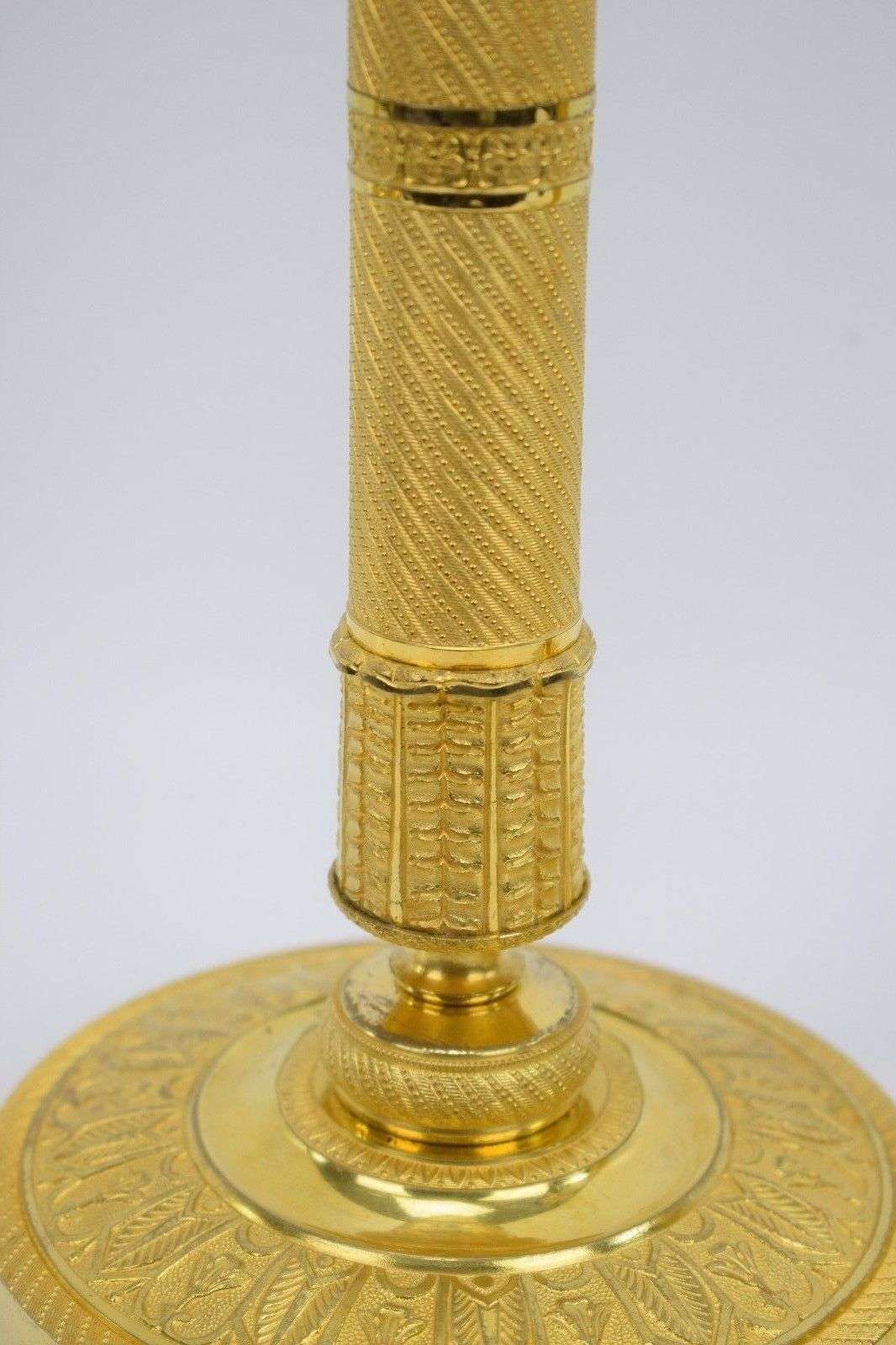 Ein Paar feuervergoldete, französische Empire Leuchter aus Bronze Paris um 1810 – Detail
