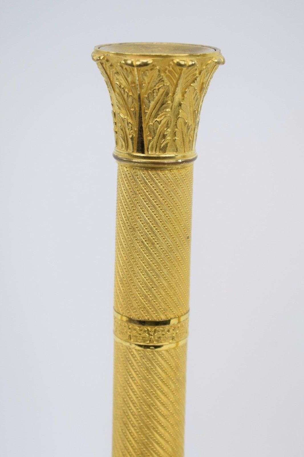 Ein Paar feuervergoldete, französische Empire Leuchter aus Bronze Paris um 1810 – Detail