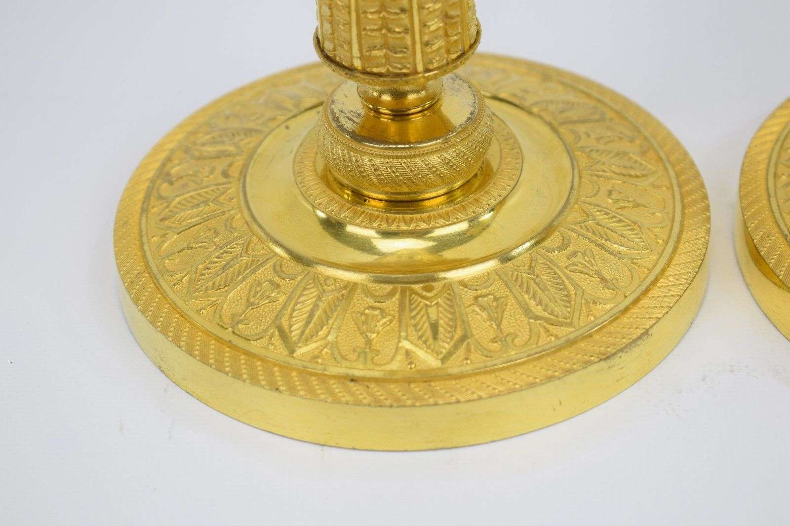 Ein Paar feuervergoldete, französische Empire Leuchter aus Bronze Paris um 1810 – Detail