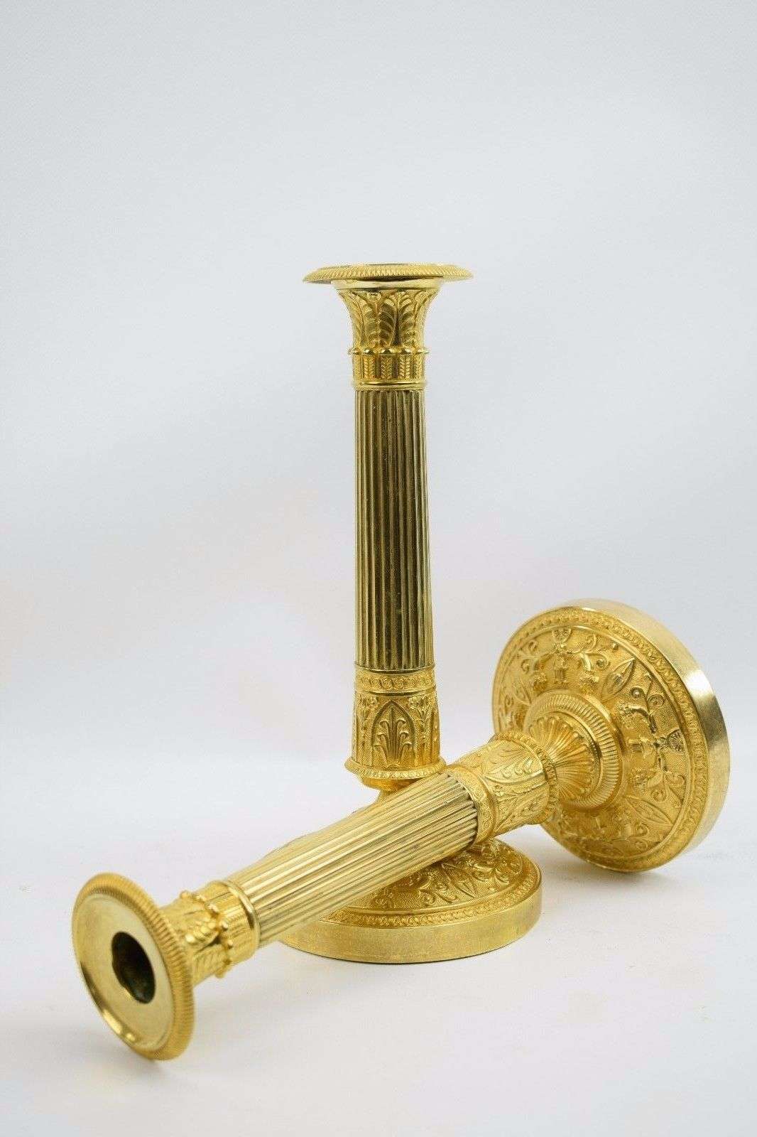 Ein Paar feuervergoldete, französische Empire Leuchter aus Bronze Paris um 1815 – Vorderansicht