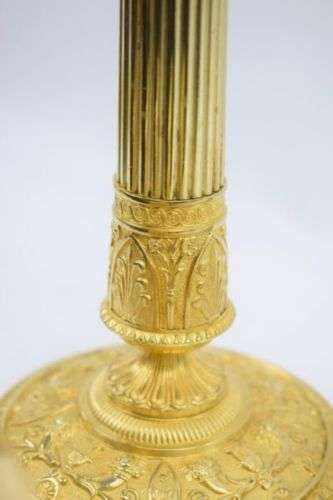 Ein Paar feuervergoldete, französische Empire Leuchter aus Bronze Paris um 1815 – Detail