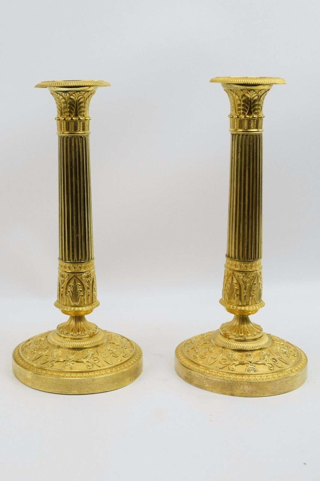 Ein Paar feuervergoldete, französische Empire Leuchter aus Bronze Paris um 1815 – Detail
