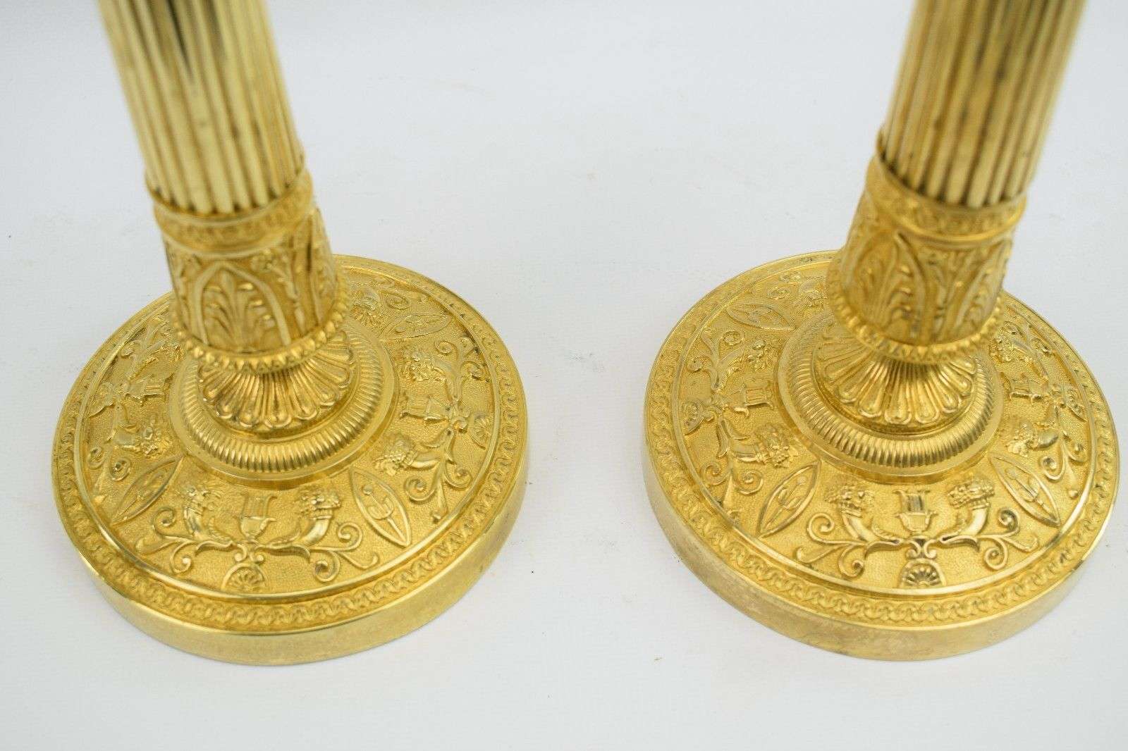 Ein Paar feuervergoldete, französische Empire Leuchter aus Bronze Paris um 1815 – Detail
