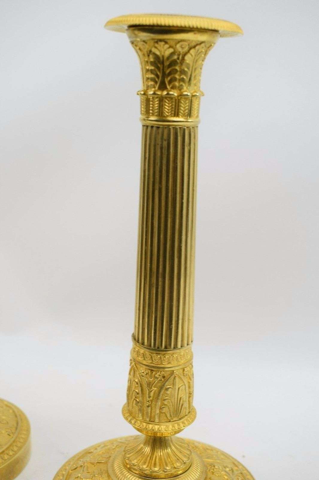 Ein Paar feuervergoldete, französische Empire Leuchter aus Bronze Paris um 1815 – Detail