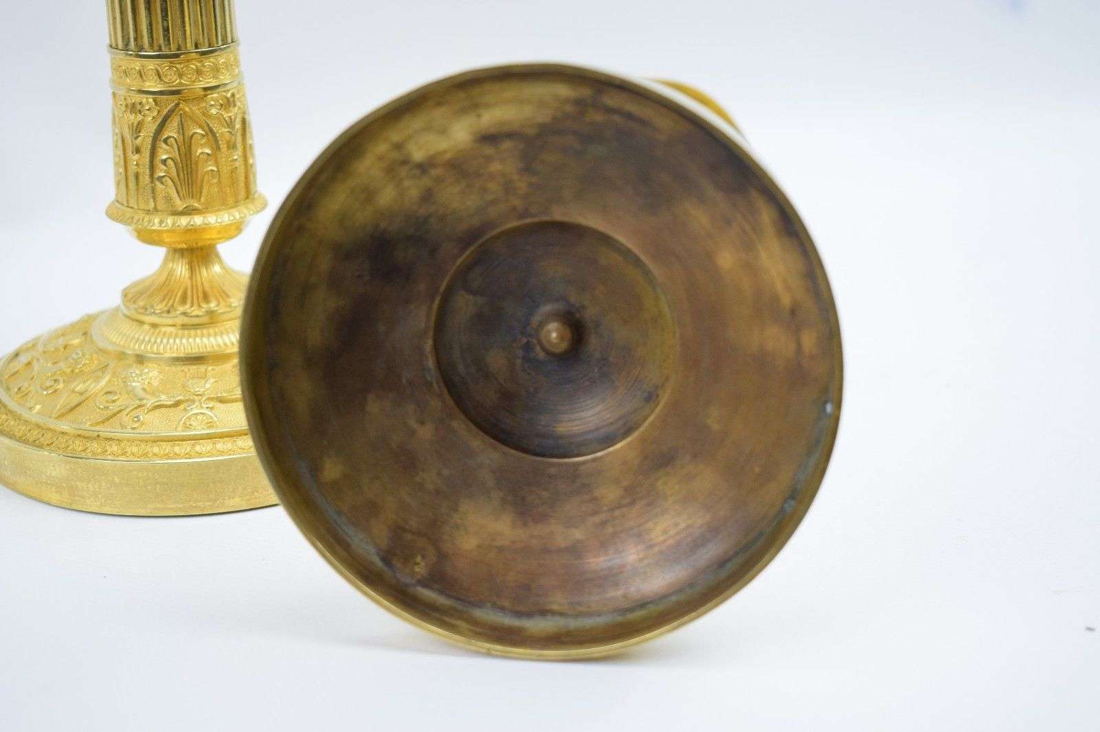 Ein Paar feuervergoldete, französische Empire Leuchter aus Bronze Paris um 1815 – Detail