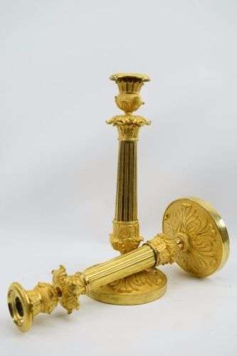 Ein Paar feuervergoldete, französische Empire Leuchter aus Bronze Paris um 1820 – Vorderansicht
