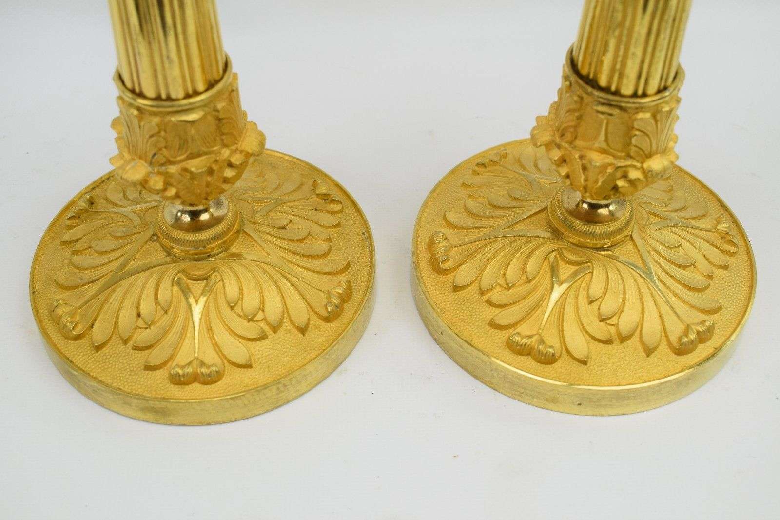 Ein Paar feuervergoldete, französische Empire Leuchter aus Bronze Paris um 1820 – Detail