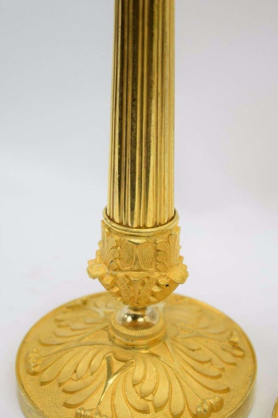 Ein Paar feuervergoldete, französische Empire Leuchter aus Bronze Paris um 1820 – Detail