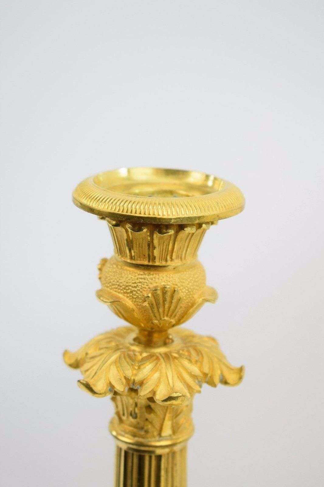 Ein Paar feuervergoldete, französische Empire Leuchter aus Bronze Paris um 1820 – Detail
