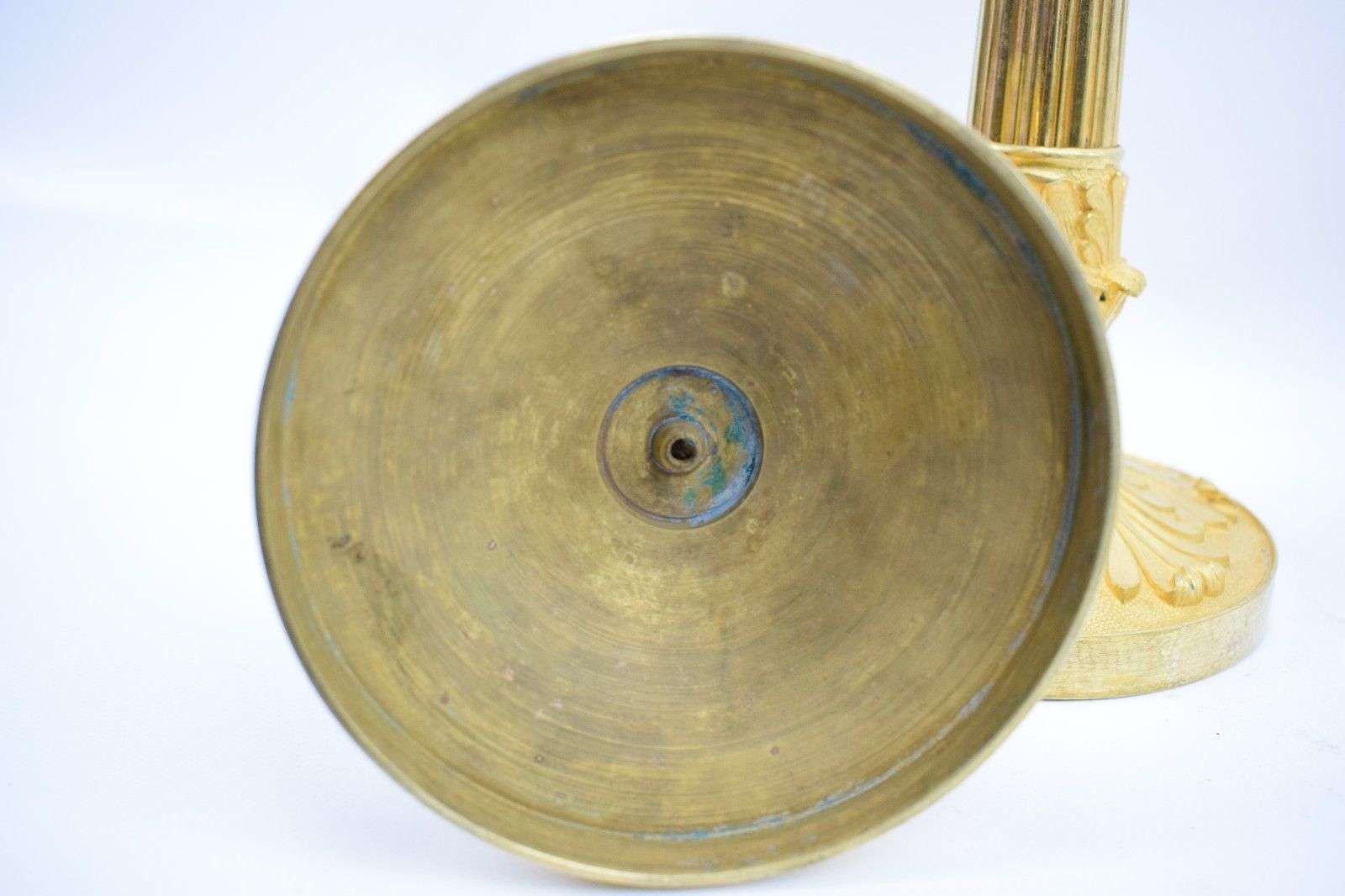 Ein Paar feuervergoldete, französische Empire Leuchter aus Bronze Paris um 1820 – Detail