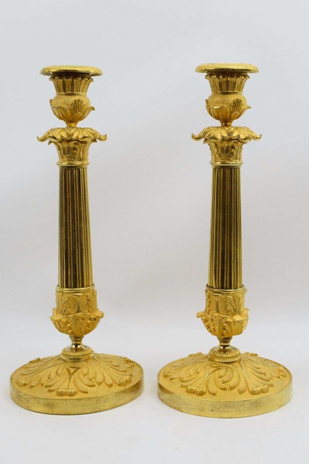 Ein Paar feuervergoldete, französische Empire Leuchter aus Bronze Paris um 1820 – Detail
