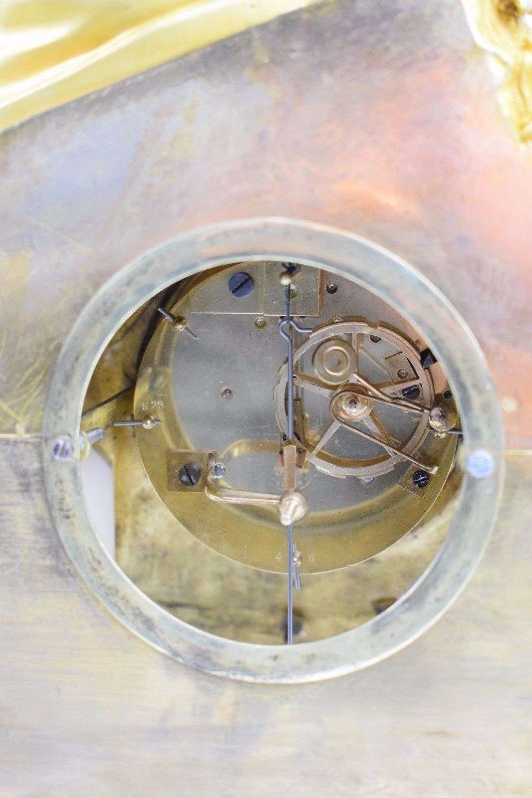Wunderschöne, Pendule aus vergoldeter Bronze, Ceres mit Füllhorn um etwa 1850 Uhrwerk von Japy Freres – Uhrwerk