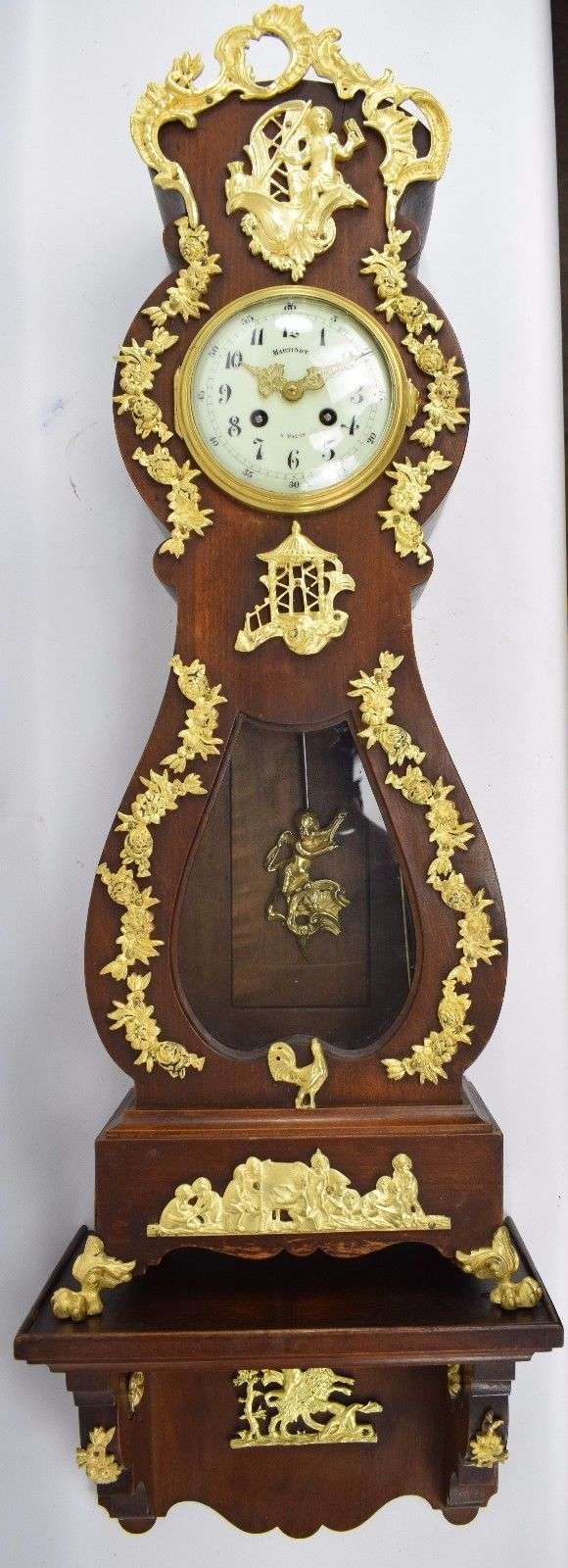 Große Pendule auf Wandkonsole mit zahlreichen Bronzebeschlägen um 1890 das Uhrwerk von Japy Freres ZB bezeichnet Martinot a Paris – Vorderansicht
