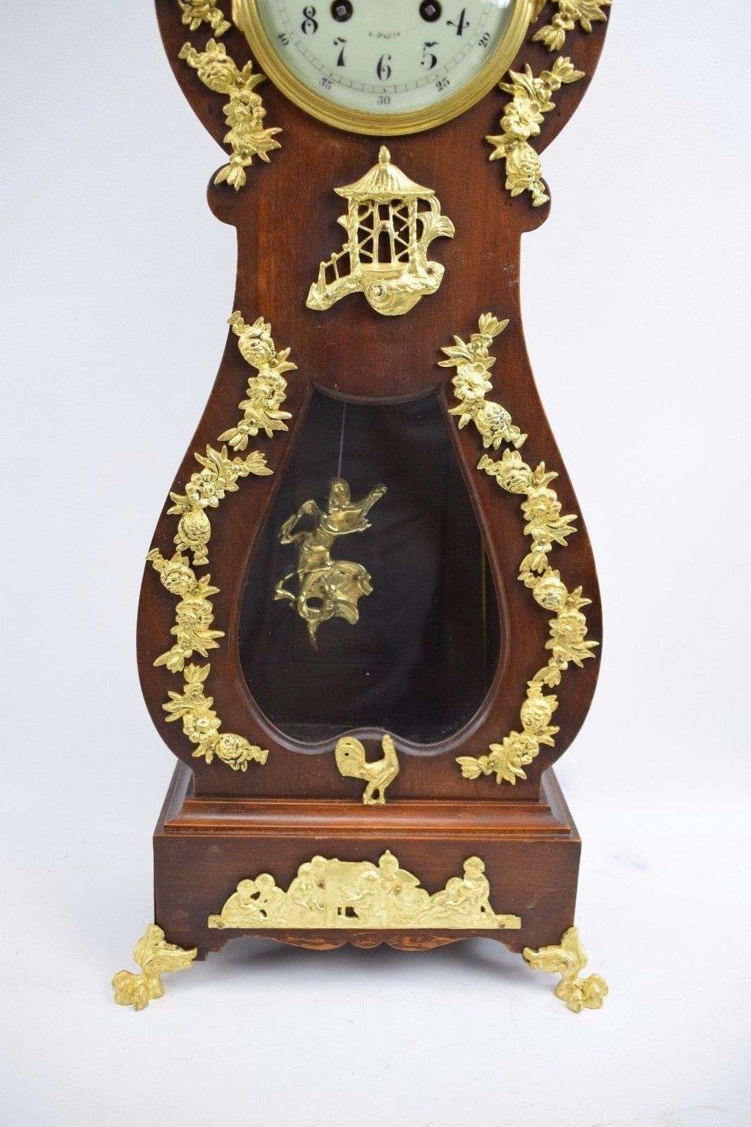 Große Pendule auf Wandkonsole mit zahlreichen Bronzebeschlägen um 1890 das Uhrwerk von Japy Freres ZB bezeichnet Martinot a Paris – Detail