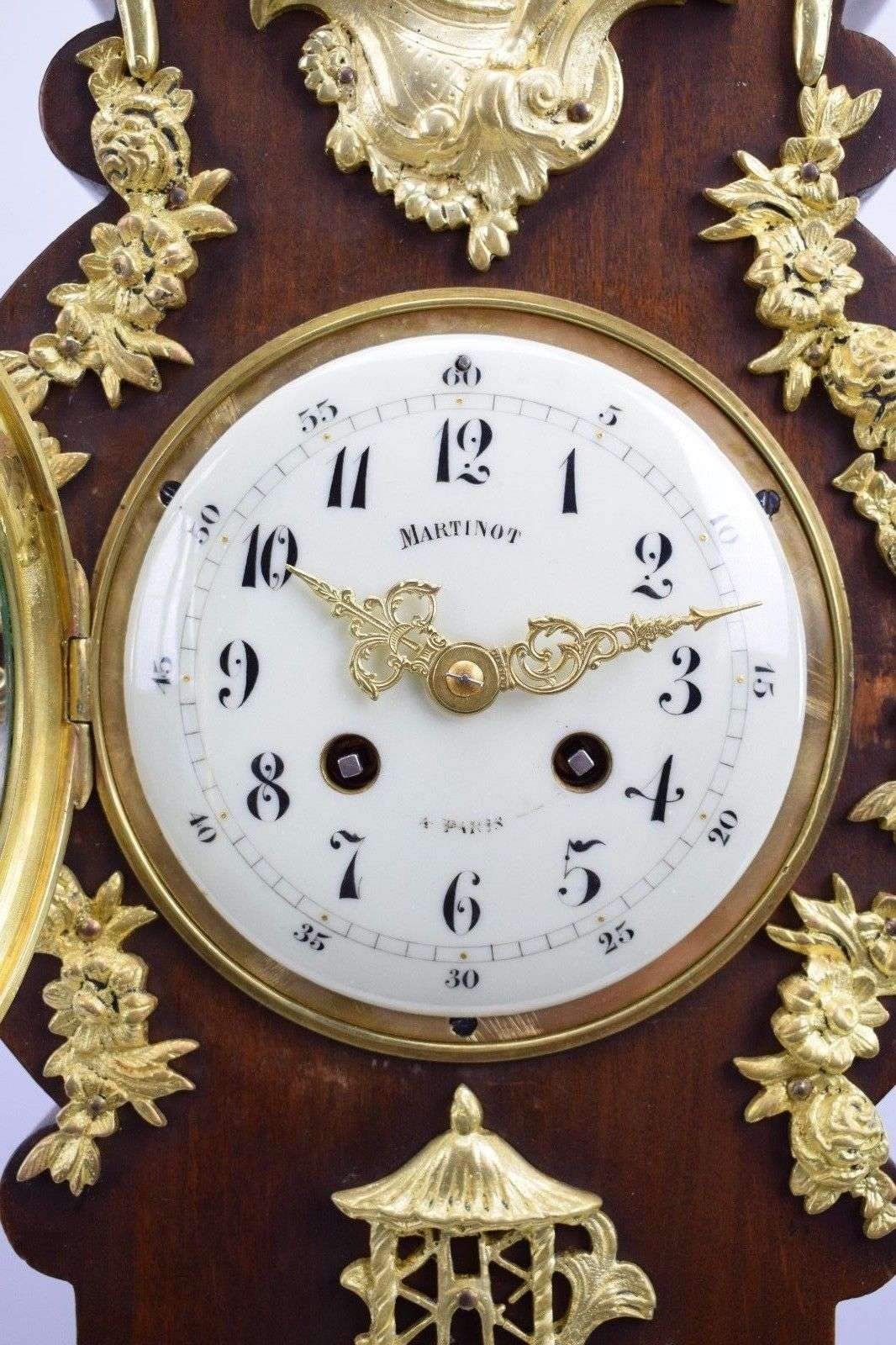 Große Pendule auf Wandkonsole mit zahlreichen Bronzebeschlägen um 1890 das Uhrwerk von Japy Freres ZB bezeichnet Martinot a Paris – Zifferblatt