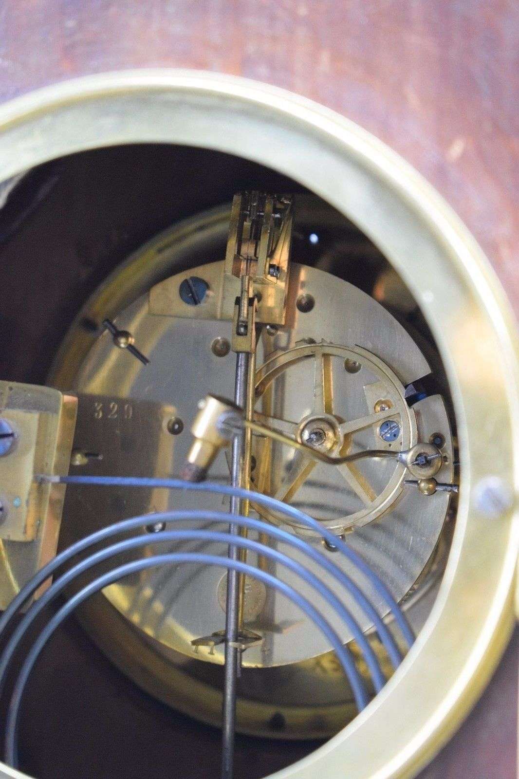 Große Pendule auf Wandkonsole mit zahlreichen Bronzebeschlägen um 1890 das Uhrwerk von Japy Freres ZB bezeichnet Martinot a Paris – Uhrwerk