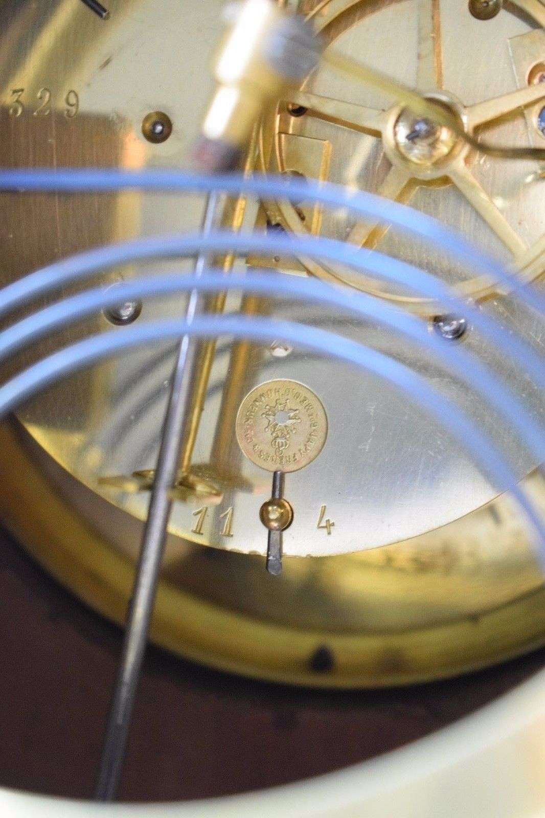 Große Pendule auf Wandkonsole mit zahlreichen Bronzebeschlägen um 1890 das Uhrwerk von Japy Freres ZB bezeichnet Martinot a Paris – Uhrwerk