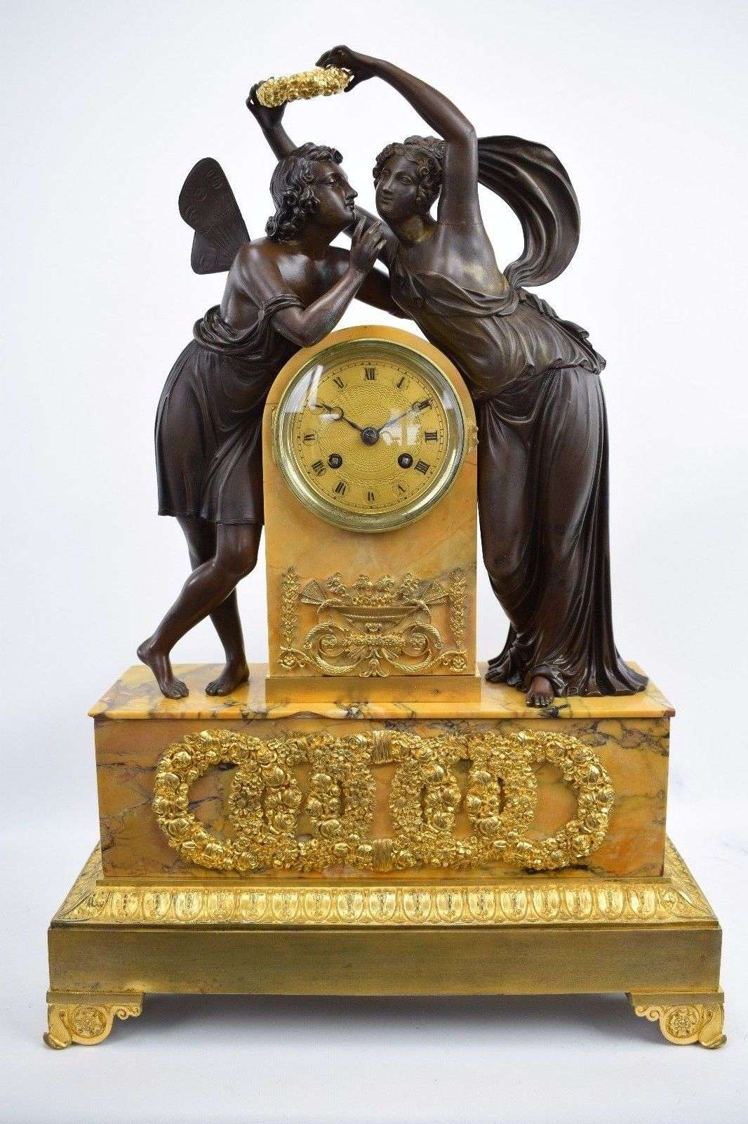 Große, Pariser Pendule Flora und Zephyr aus vergoldeter und brünierte Bronze Honoré Pons Paris um 1820 – Vorderansicht