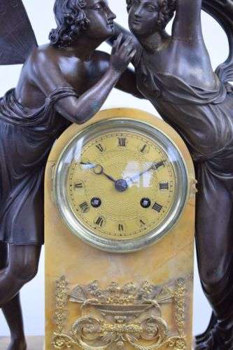 Große, Pariser Pendule Flora und Zephyr aus vergoldeter und brünierte Bronze Honoré Pons Paris um 1820 – Detail