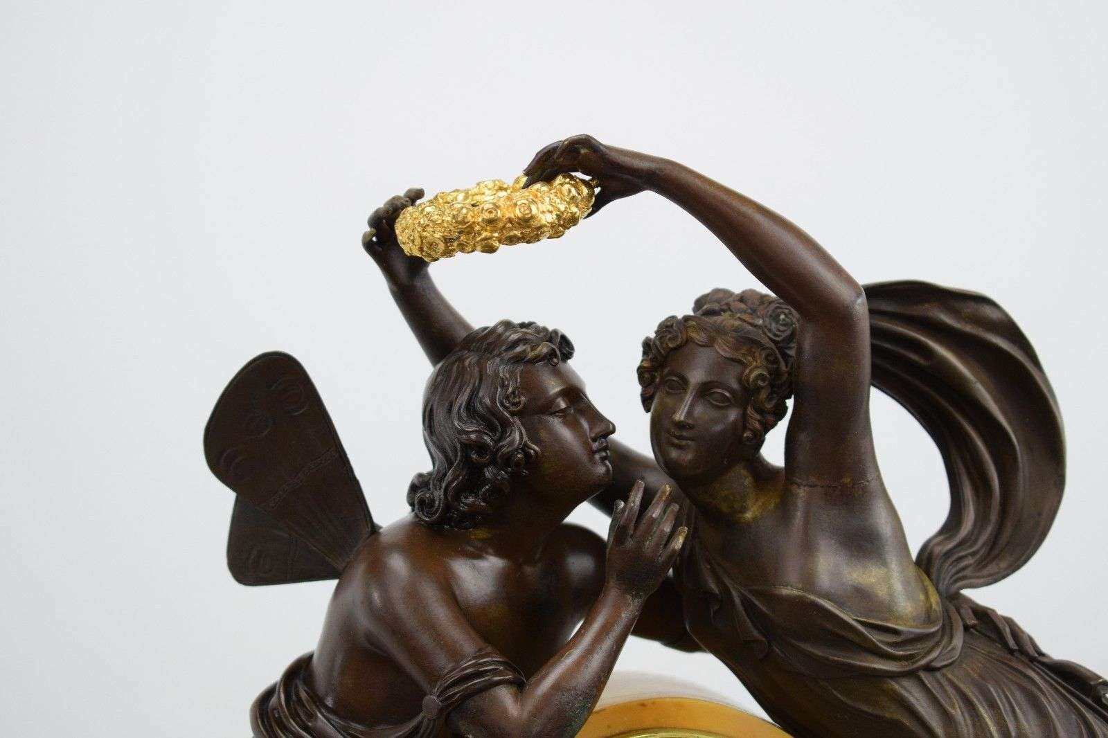 Große, Pariser Pendule Flora und Zephyr aus vergoldeter und brünierte Bronze Honoré Pons Paris um 1820 – Detail
